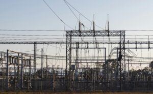 Subestacion electrica de alta tension con estructuras metalicas y lineas de transporte electrico.