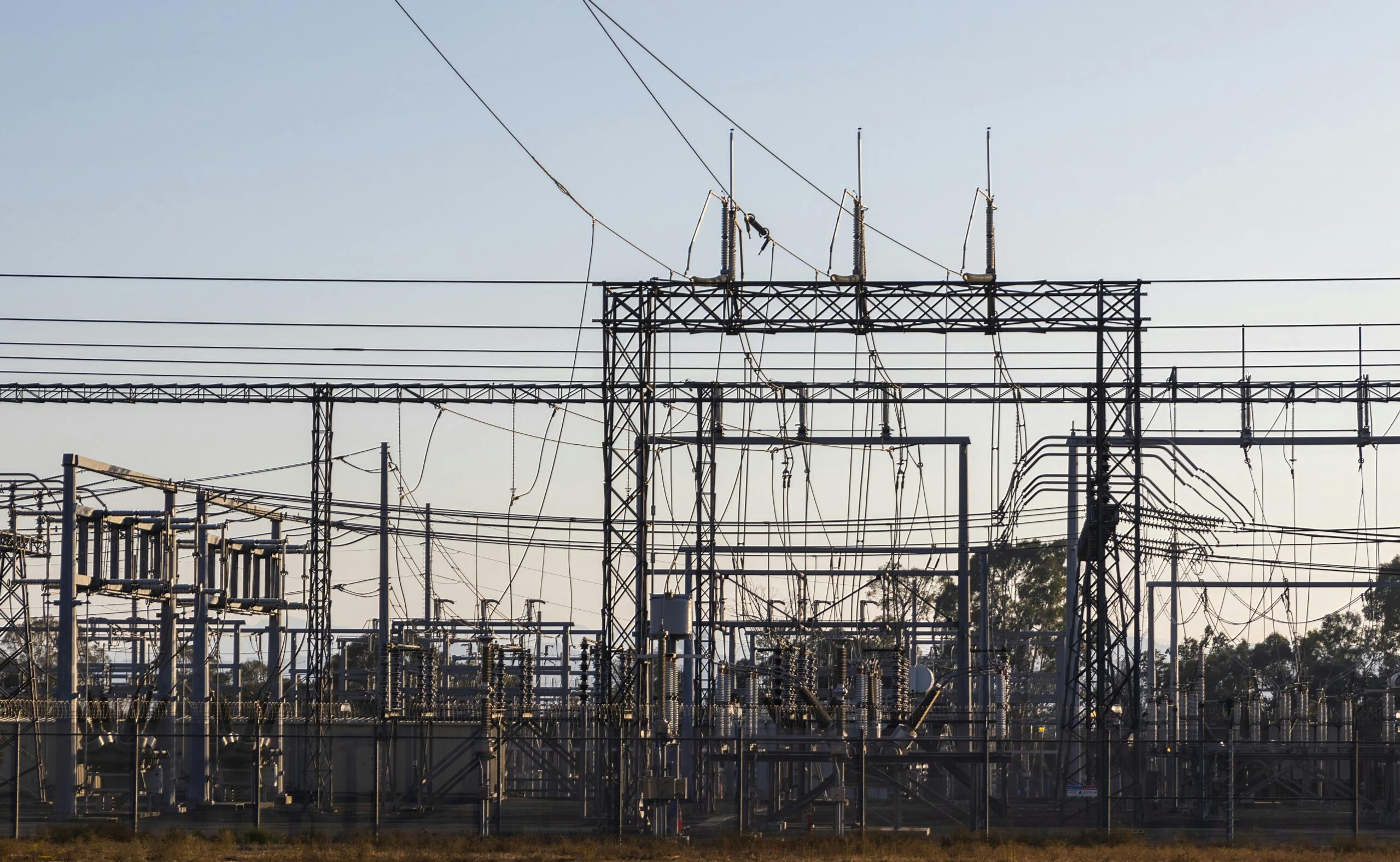 Subestacion electrica de alta tension con estructuras metalicas y lineas de transporte electrico.