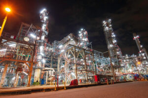 Instalación industrial nocturna asociada al análisis del mercado energético de mayo de 2026.