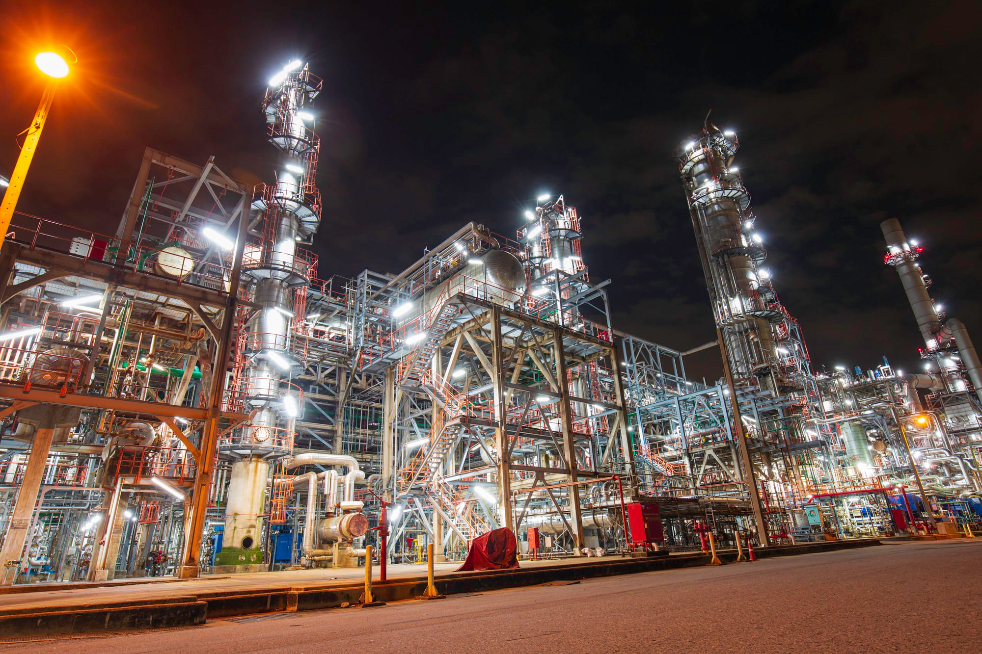 Instalación industrial nocturna asociada al análisis del mercado energético de mayo de 2026.