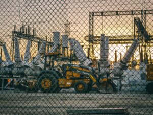 Instalación eléctrica industrial con maquinaria y equipos de conexión de alta tensión.