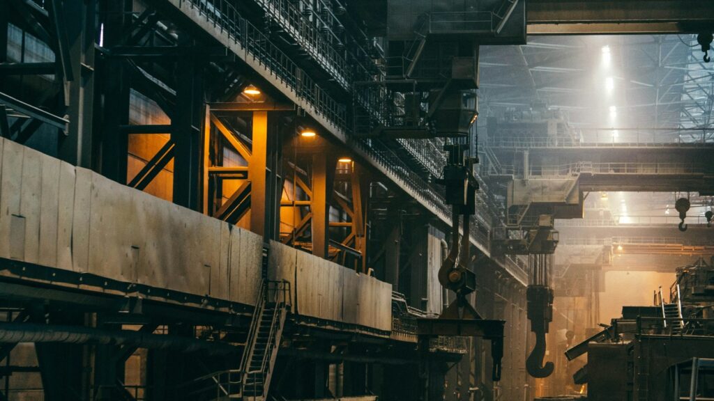 Interior de una instalación industrial intensiva en consumo de energía.